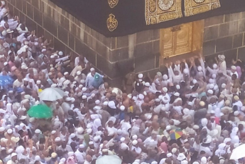  Pencarian Tuhan Nabi Ibrahim di Tempat Manasik Haji. Foto: Sejumlah jamaah haji berebut memegang Maqam Ibrahim, yakni tempat Nabi Ibrahim berdiri meninggikan Ka