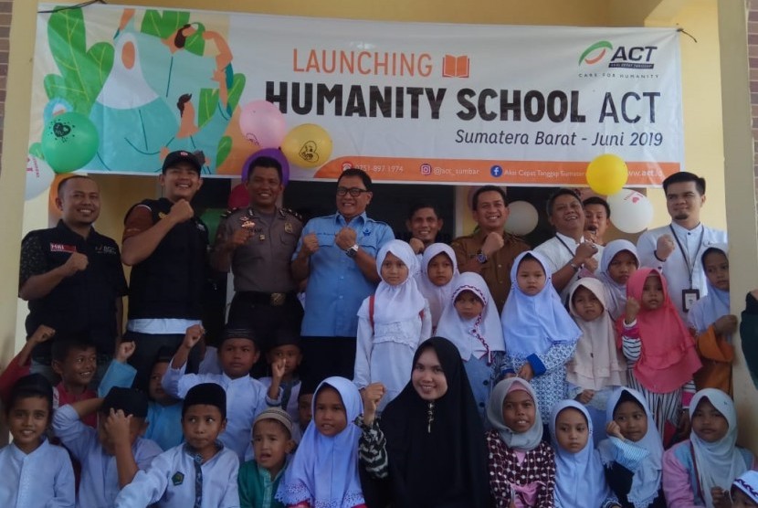 ACT Sumatera Barat meluncurkan sekolah gratis Humanity  School di Nagari Air Dingin, Kota Padang. Sekolah ini dibangun untuk  membantu pendidikan anak kurang mampu agar menjadi penghafal Alquran