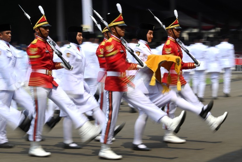 Pasukan Pengibar Bendera Pusaka (Paskibraka) mengikuti gladi bersih Upacara Peringatan Detik-detik Proklamasi 17 Agustus di halaman Istana Merdeka, Jakarta, Kamis (15/8). 