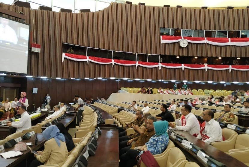 Suasana gladi bersih jelang digelarnya Sidang Tahunan MPR RI Tahun 2019 di Kompleks Parlemen, Senayan, Jakarta, Kamis (15/8).