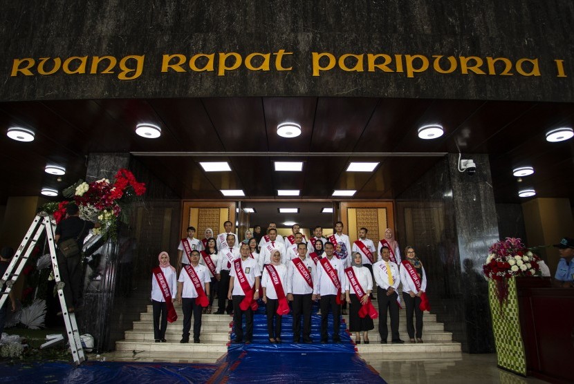 Pegawai melakukan geladi bersih pelaksanaan Sidang Tahunan MPR 2019 di Kompleks Parlemen, Senayan, Jakarta, Kamis (15/8/2019). 