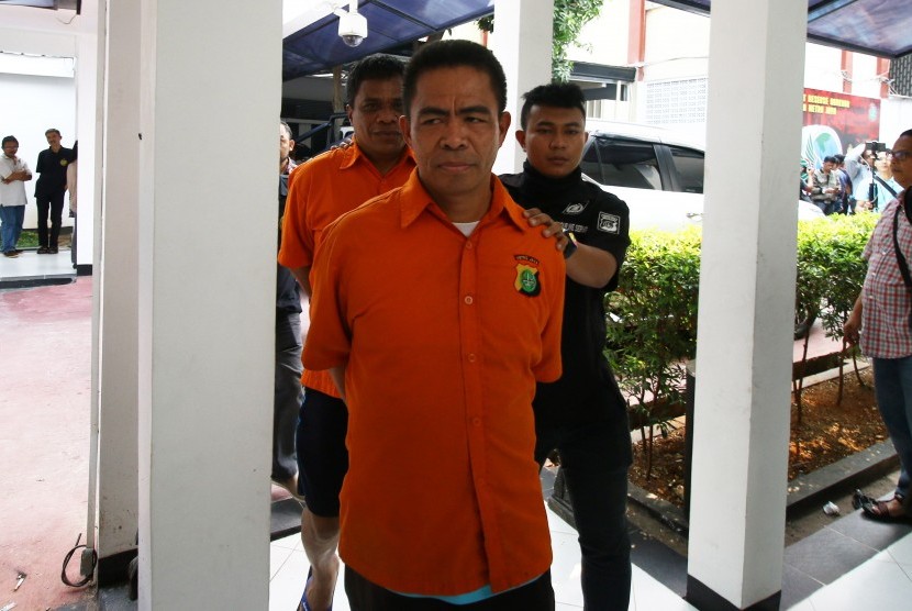 Polisi menggiring tersangka tindak pidana narkoba yang merupakan Ketua Front Pemuda Muslim Maluku (FPMM) Umar Kei saat rilis kasus narkoba di Polda Metro Jaya, Jakarta, Kamis (15/8/2019).