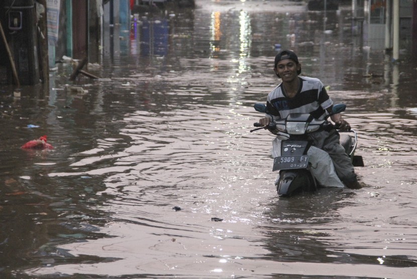 Kendaraan Mogok Akibat Banjir di Komplek DKI Joglo Jakbar