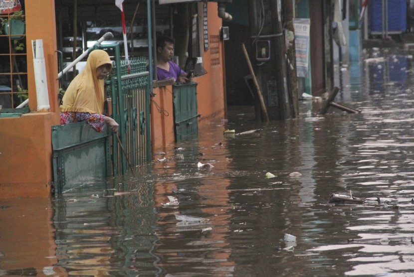 Warga melihat kondisi banjir di Depok, Jawa Barat (ilustrasi)