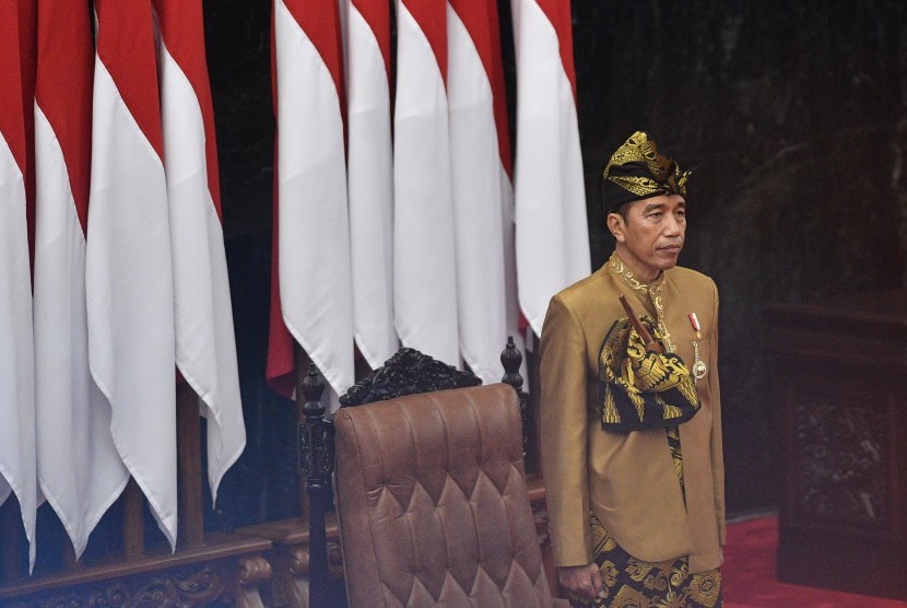 Presiden Joko Widodo (Jokowi) memakai baju adat suku Sasak NTB menghadiri Sidang Bersama DPD-DPR di Kompleks Parlemen, Senayan, Jakarta, Jumat (16/8/2019).