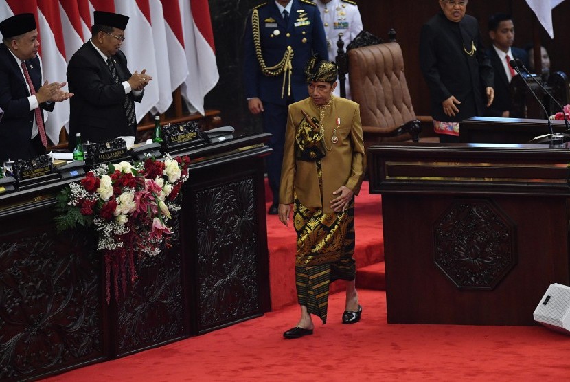Presiden Joko Widodo dengan baju adat suku Sasak NTB berjalan seusai menyampaikan pidato kenegaraan dalam rangka HUT Ke-74 Kemerdekaan RI dalam Sidang Bersama DPD-DPR di Kompleks Parlemen, Senayan, Jakarta, Jumat (16/8/2019).