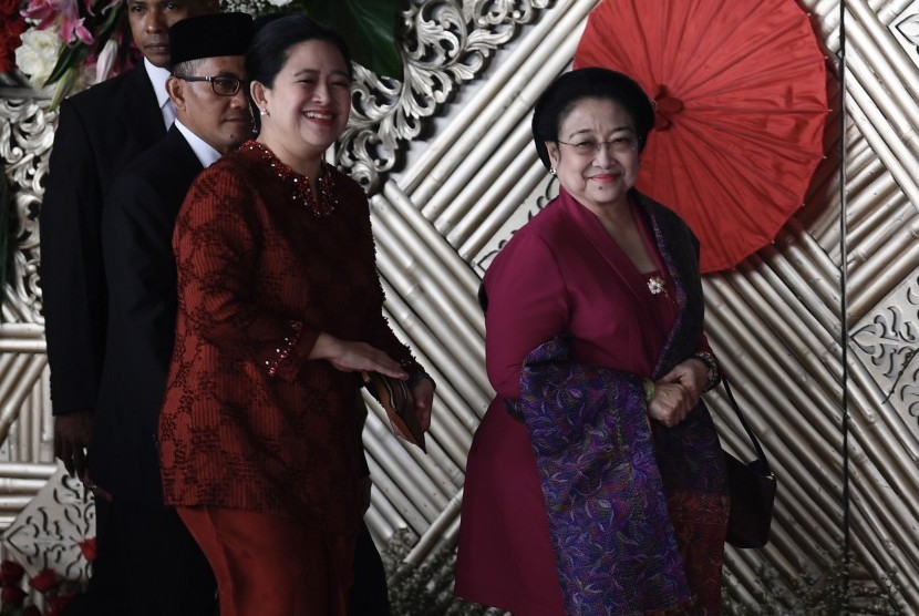 Presiden kelima RI Megawati Soekarno Puteri (kanan) dan putrinya Puan Maharani (ketiga kiri).