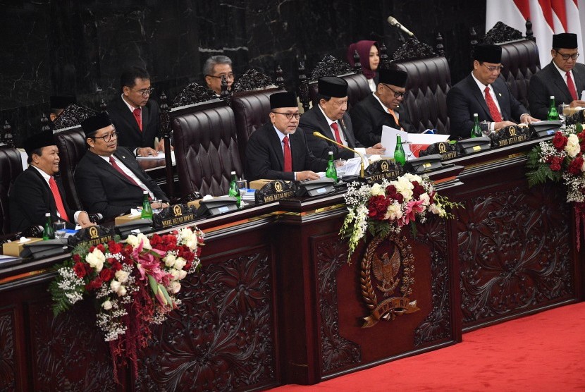 Ketua MPR Zulkifli Hasan (ketiga kiri) memimpin Sidang Tahunan MPR di Kompleks Parlemen, Senayan, Jakarta, Jumat (16/8/2019).