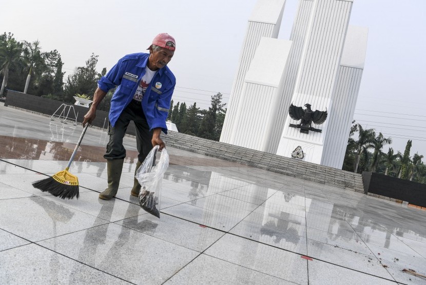 Petugas kebersihan menyapu area tugu di Taman Makam Pahlawan Kalibata, Jakarta (ilustrasi) 