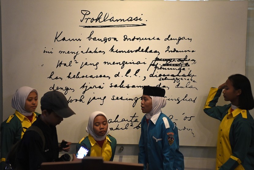Sejumlah pengunjung mengamati replika naskah Proklamasi di Museum Perumusan Naskah Proklamasi di Menteng, Jakarta, Jumat (16/8/2019).