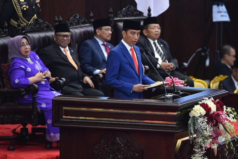 Presiden Joko Widodo menyampaikan pidato dalam rangka penyampaian RUU tentang APBN TA 2020 disertai nota Keuangan dan dokumen pendukungnya dalam sidang Paripurna DPR di Kompleks Parlemen, Senayan, Jakarta, Jumat (16/8/2019).