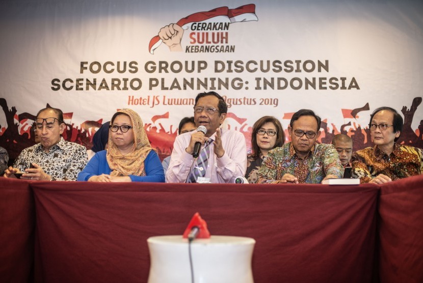 Ketua Umum Gerakan Suluh Kebangsaan Mahfud MD (tengah) bersama sejumlah tokoh bangsa memberikan ketengan pers tentang kasus hoax dan politik identitas dalam Pemilu 2019, di Jakarta, Jumat (16/8/2019). 