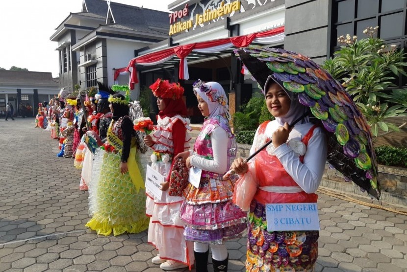 Pelajar SMP asal Kabupaten Purwakarta, mengikuti fashion show dari bahan baku sampah plastik, Jumat (16/8).