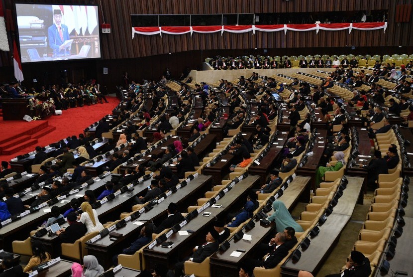 Presiden Joko Widodo menyampaikan pidato penyampaian RUU tentang APBN TA 2020 disertai nota Keuangan dan dokumen pendukungnya dalam rapat Paripurna DPR pembukaan masa sidang tahun 2019-2020 di Kompleks Parlemen, Senayan, Jakarta, Jumat (16/8/2019).