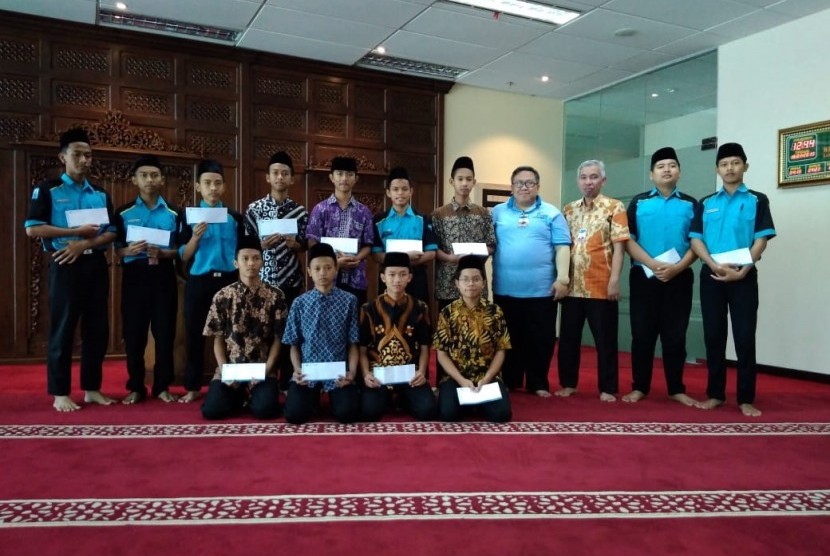 Bank Indonesia (BI) Kantor Perwakilan Solo memberikan santunan kepada puluhan anak yatim dari Solopeduli. Santunan diberikan di Masjid Baitul Insan kantor Bank Indonesia Solo, Jumat (16/8)