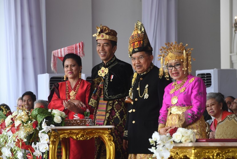 Presiden Joko Widodo (kedua kiri) bersama Ibu Negara Iriana Joko Widodo (kiri) didampingi Wakil Presiden Jusuf Kalla (kanan) dan istri Mufidah Jusuf Kalla (kanan) mengikuti Upacara dalam Upacara Peringatan Detik-Detik Proklamasi Kemerdekaan Indonesia ke-74 Tahun 2019 di Istana Merdeka, Jakarta, Sabtu (17/8/2019). 