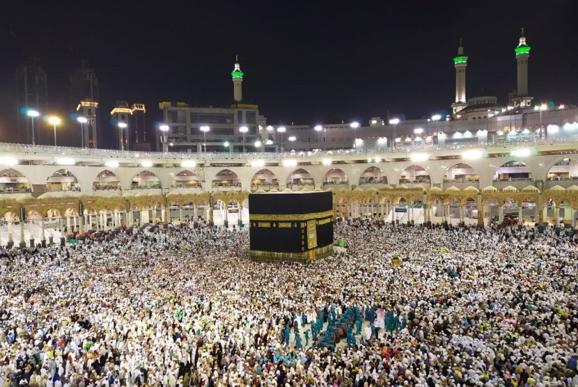 Ribuan jamaah melaksanakan tawaf di seputaran Ka'bah, Masjidil Haram.