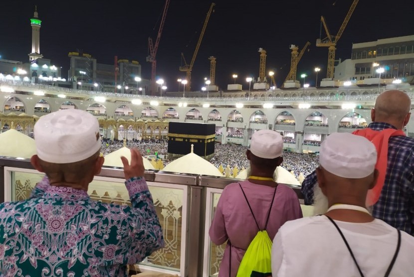 Jamaah haji berdoa menghadap Ka'bah, sesaat sebelum shalat Subuh di Masjidil Haram, Sabtu (17/8). Jamaah haji tampak memadati area tawaf yang setiap saat selalu penuh dengan lautan manusia pasca-haji. 