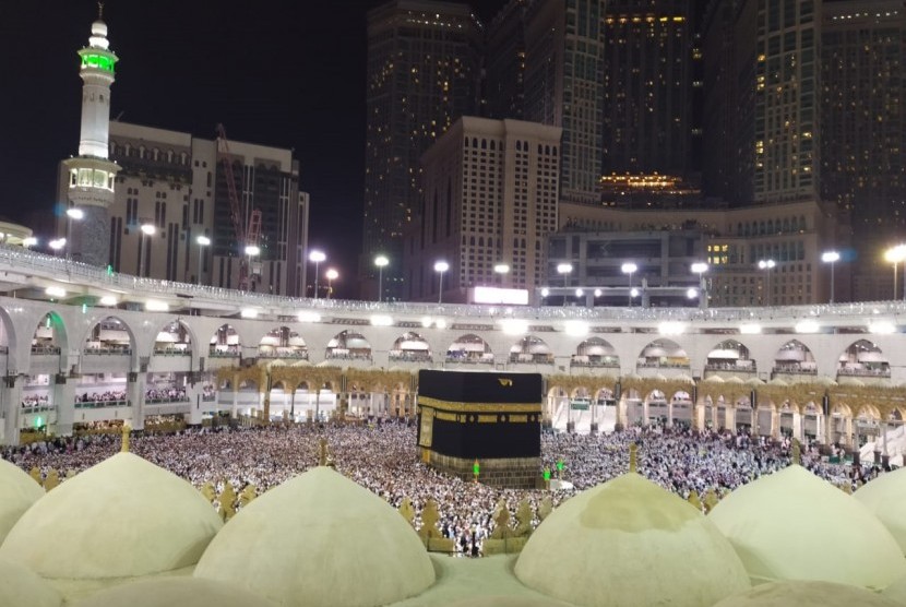 Ribuan jamaah melaksanakan tawaf wada di Kabah Masjidil Haram, Makkah. Jamaah haji menyelesaikan ritual haji dengan melakukan tawaf wada 
