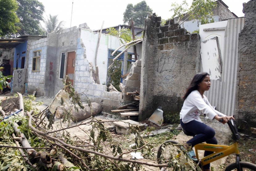 Bangunan rumah yang rusak terdampak bencana puting beliung di Citayam, Depok, Jawa Barat