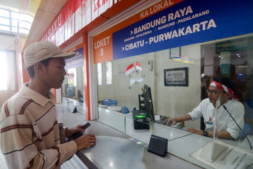 Calon penumpang mengambil tiket di loket Stasiun Bandung, Jawa Barat, Sabtu (17/8/2019).
