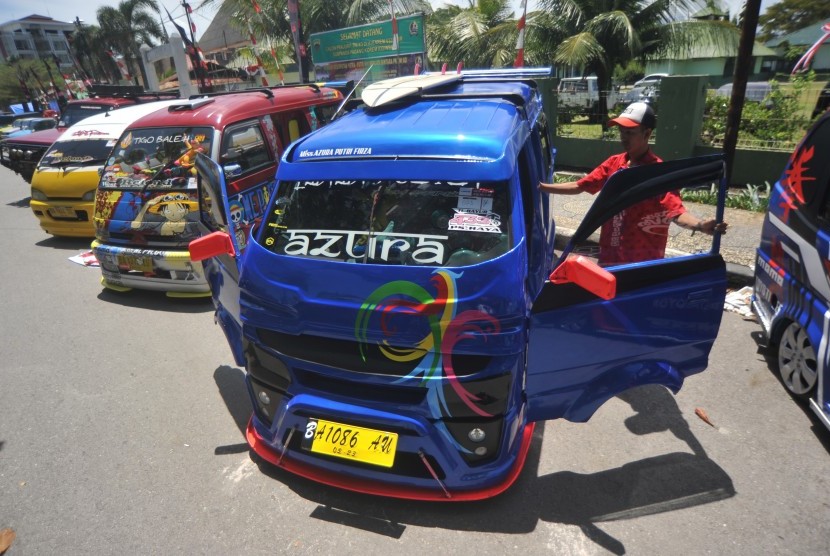 Sejumlah angkutan kota (angkot) mengikuti kontes modifikasi angkot, di Jl Samudera Pantai Padang, Sumatera Barat, Sabtu (17/8/2019).