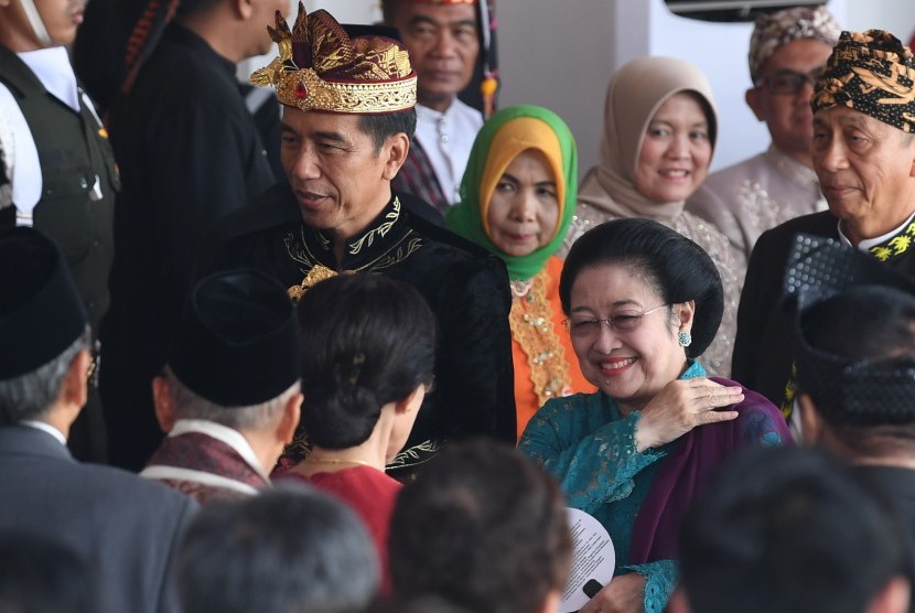 Presiden Joko Widodo (kiri) bersama Presiden ke-5 Megawati Soekarno Putri (kanan) berbincang dengan tamu undangan seusai memimpin Upacara Peringatan Detik-Detik Proklamasi Kemerdekaan Indonesia ke-74 Tahun 2019 di Istana Merdeka, Jakarta, Sabtu (17/8/2019).