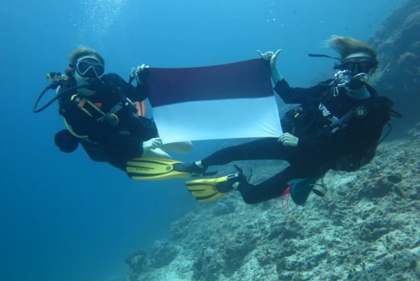 Sebanyak sembilan penyelam mengibarkan bendera merah putih di bawah laut Pulau Buku Limau, Kabupaten Belitung Timur, Provinsi Kepulauan Bangka Belitung, Sabtu (15/8).