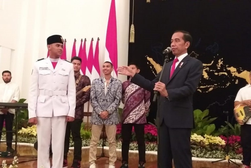 Presiden Jokowi dan Rangga Wirabrata Mahardika, anggota Paskibraka Nasional dari Jawa Barat. 