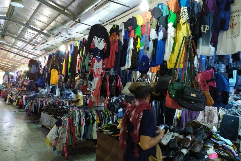 Sejumlah barang dagangan dijejer rapi para pedagang di Pasar Sawarij al-Dawli, Jeddah, Ahad (18/8). Pasar ini dikenal pula dengan nama Pasar Harej atau pasar loak (barang-barang bekas)  yang bermerek, mulai dari pakaian, tas, dompet, sabuk, hingga sepatu branded.