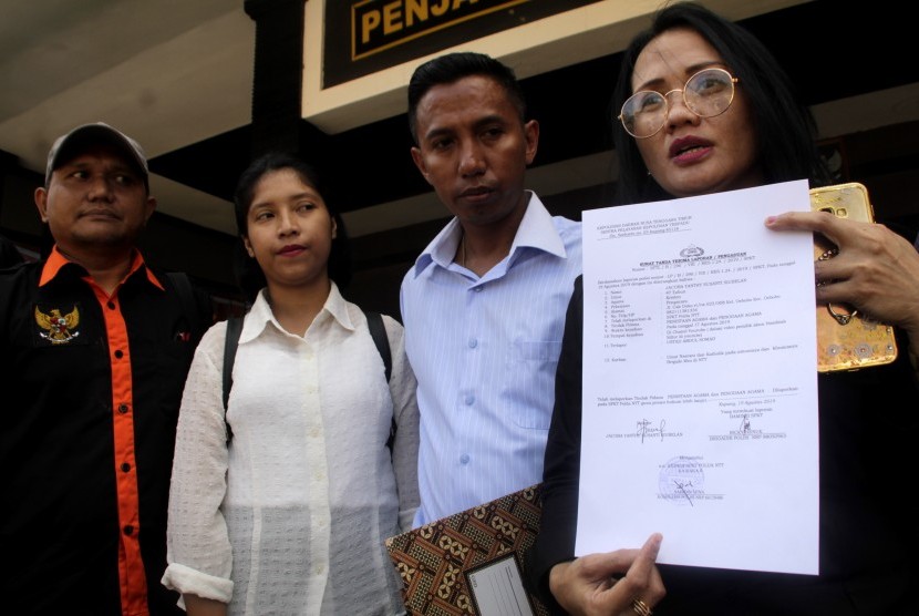 Kuasa hukum organisasi massa (ormas) Brigade Meo, Yacoba Susanti Siubelan (kanan) bersama sejumlah kuasa hukum lainnya dan Ketua Brigade Meo NTT Jacobis Mercy Siubean (kiri) menunjukkan surat bukti pelaporan Ustad Abdul Somad ke Polda NTT di Kota Kupang, NTT, Senin (19/8/2019).