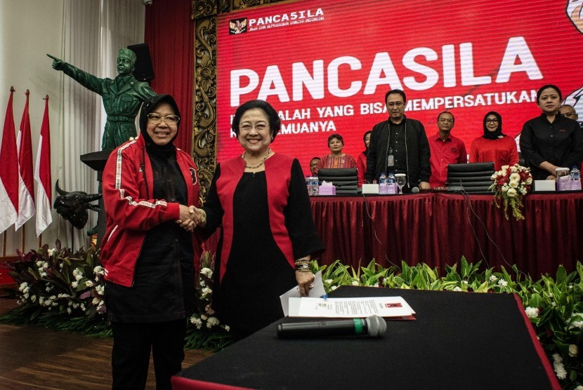 Ketua Umum PDI Perjuangan Megawati Soekarnoputri (kedua kiri) menjabat tangan Ketua Bidang Kebudayaan DPP PDI Perjuangan Tri Rismaharini (kiri).8/2019).