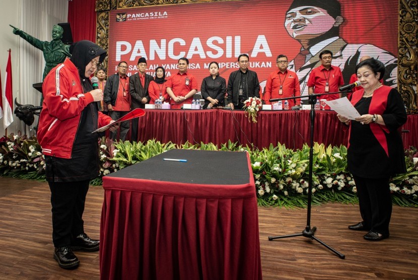 Ketua Umum PDI Perjuangan Megawati Soekarnoputri (kanan) melantik Wali Kota Surabaya Tri Rismaharini (kiri) sebagai Ketua Bidang Kebudayaan DPP PDI Perjuangan masa bakti 2019-2024 di Kantor DPP PDI Perjuangan, Jakarta, Senin (19/8/2019).