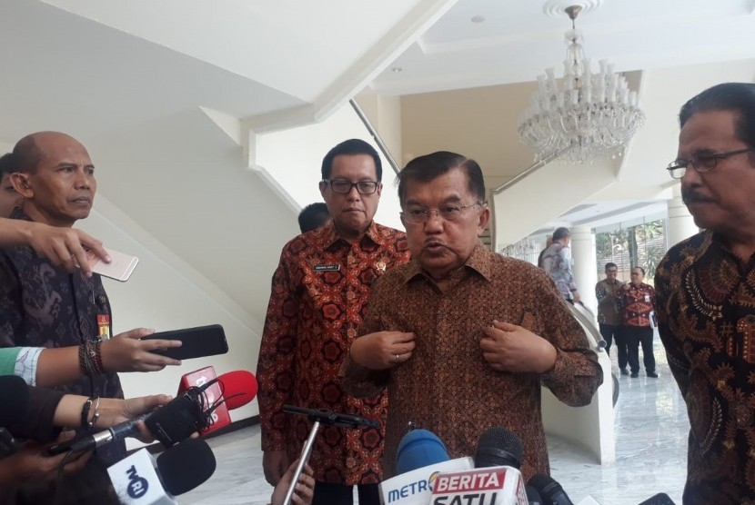Wakil Presiden Jusuf Kalla saat diwawancarai wartawan di Kantor Wakil Presiden, Jakarta, Selasa (20/8).