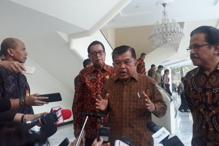 Wakil Presiden Jusuf Kalla saat diwawancarai wartawan di Kantor Wakil Presiden, Jakarta, Selasa (20/8).