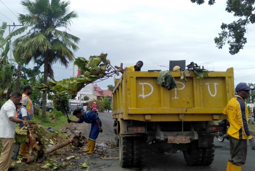 Sejumlah petugas kebersihan membersihkan sisa kerusuhan di salah satu ruas jalan di Manokwari, Papua Barat, Selasa (20/8/2019). 