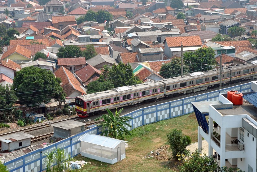 KRL Commuter Line Bogor-Jakarta melintasi perlintasan Kebon Pedes, Tanah Sareal, Kota Bogor, Jawa Barat. Bima Arya sebut perlintasan tidak sebidang di Kebon Pedes, Bogor belum diprioritaskan Kementerian PUPR.