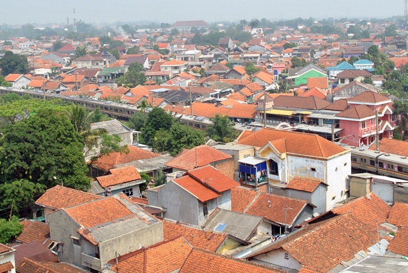KRL Commuter Line Bogor-Jakarta melintasi perlintasan Kebon Pedes, Tanah Sareal, Kota Bogor, Jawa Barat, Selasa (20/8/2019).