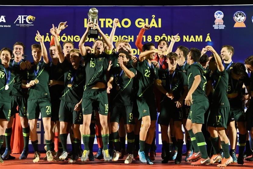 Pemain Timnas U-18 Australia melakukan melakukan selebrasi saat penyerahan medali Piala AFF U-18 di Stadion Thong Nhat Ho Chi Minh, Vietnam, Senin (19/8/2019).