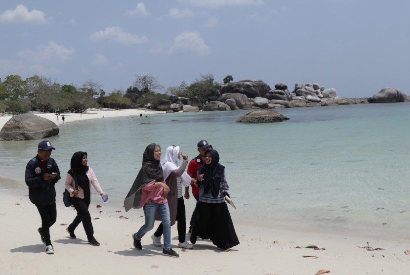 Sejumlah peserta Siswa Mengenal Nusantara (SMN) 2019 asal Sulawesi Tenggara berjalan ditepi pantai tempat pembuatan Film Laskar Pelangi di Pantai Tanjung Tinggi, Belitung, Bangka Belitung, Selasa (20/8/2019).