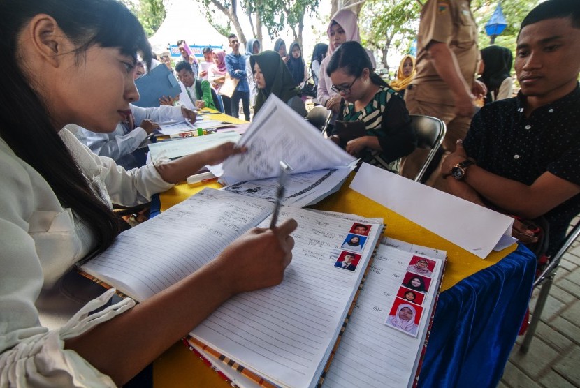 Petugas meregistrasi calon pekerja yang sebagian besarnya adalah penyintas bencana untuk mendapatkan Kartu Pencari Kerja (AK1) pada bursa kerja atau Job Fair di Palu, Sulawesi Tengah, Selasa (20/8/2019).