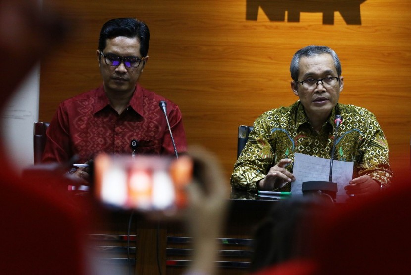 Wakil Ketua KPK Alexander Marwata (kanan) didampingi Juru Bicara KPK Febri Diansyah (kiri) memberikan keterangan pers terkait Operasi Tangkap Tangan (OTT) kasus dugaan suap jaksa di Gedung KPK, Jakarta, Selasa (20/8/2019).
