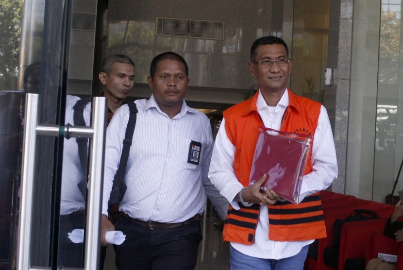 Tersangka Bupati Kudus nonaktif Muhammad Tamzil meninggalkan gedung KPK usai setelah menjalani di Jakarta, Rabu (21/8/2019).