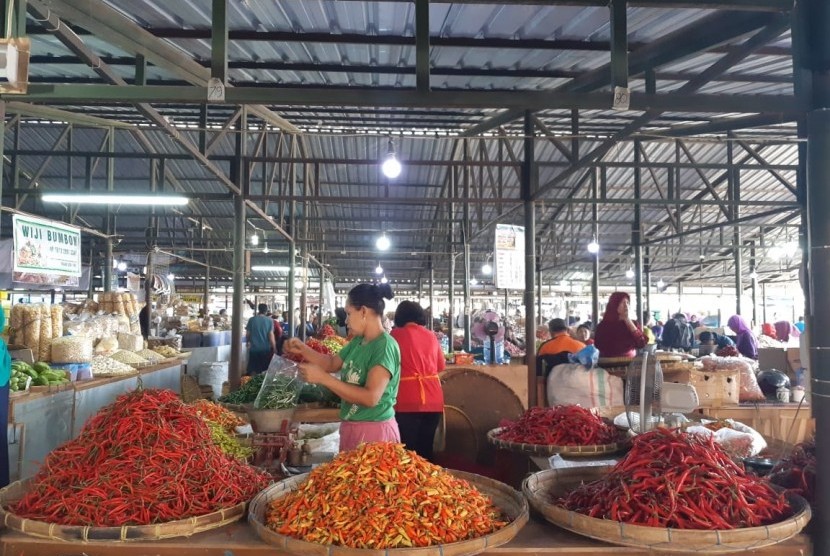 Aktivitas pedagang cabai di Pasar Legi, Solo, Rabu (21/8). Harga cabai di Pasar Legi sudah mulai turun sejak pekan lalu.
