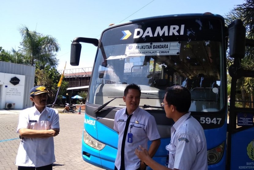 Kepala Seksi Angkutan Darat Dishub Kota Cimahi, Ranto Sitanggang tengah  memantau bus Damri Cimahi tujuan Bandara Kertajati di The Edge Jalan Raya  Baros, Rabu (21/8).