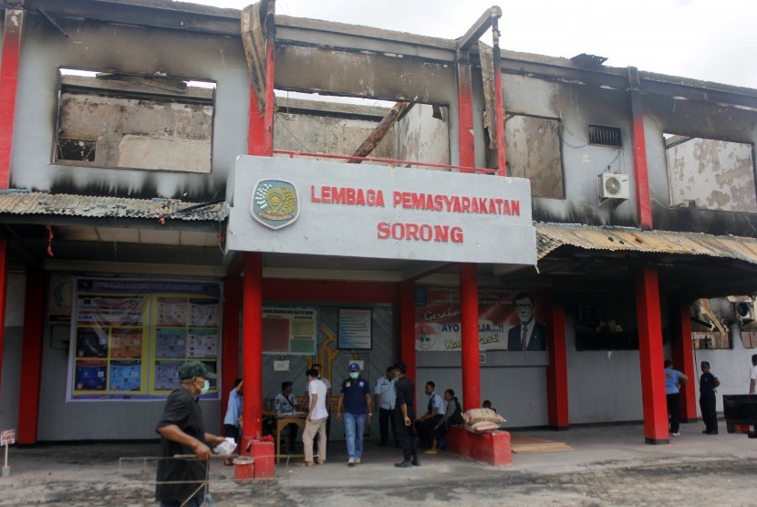 [ilustrasi] Warga binaan membersihkan sisa kebakaran di kantor Lembaga Pemasyarakatan (Lapas) Kelas II B Sorong, Papua Barat, Rabu (21/8/2019).