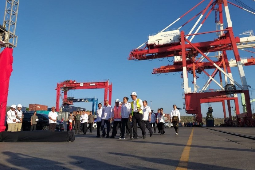 Presiden Jokowi meninjau Pelabuhan Tenau, Kupang, NTT, Rabu (21/8). 