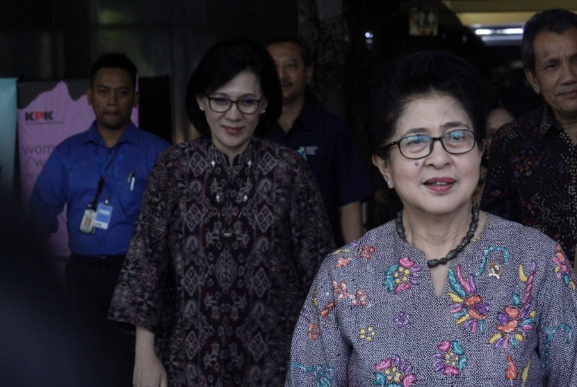 Menteri Kesehatan (Menkes) Nila Moeloek meninggalkan gedung KPK di Jakarta, Rabu (21/8/2019).