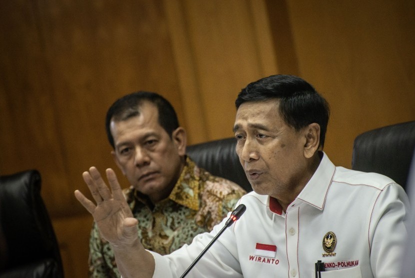 Coordinating Minister for Political, Legal and Security Affairs Wiranto (right).