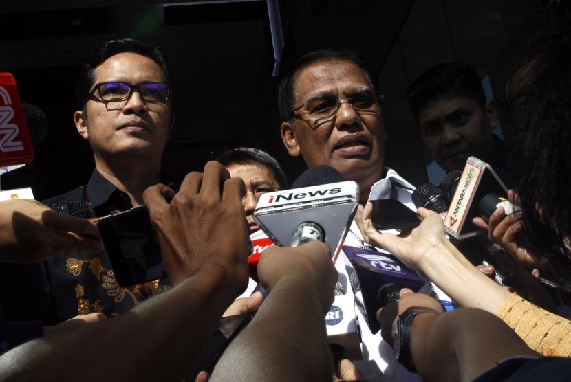 Jaksa Agung Muda Bidang Pengawasan (Jamwas) Muhammad Yusni (kanan), dan Juru Bicara KPK Febri Diansyah (Kiri) menjawab pertanyaan wartawan di Gedung KPK, Jakarta, Rabu (21/8/2019).